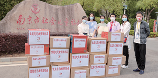 佳能（中国）南京分公司志愿者为南京社会川童福利院捐赠物资