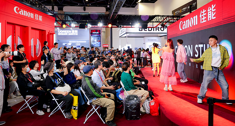 佳能（中国）用现场快闪舞蹈欢迎广大摄影爱好者光临佳能展台